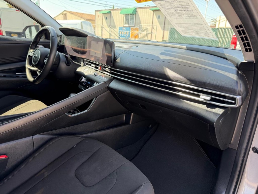Hyundai Elantra Vehicle Full-screen Gallery Image 20