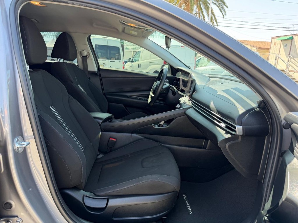 Hyundai Elantra Vehicle Full-screen Gallery Image 21