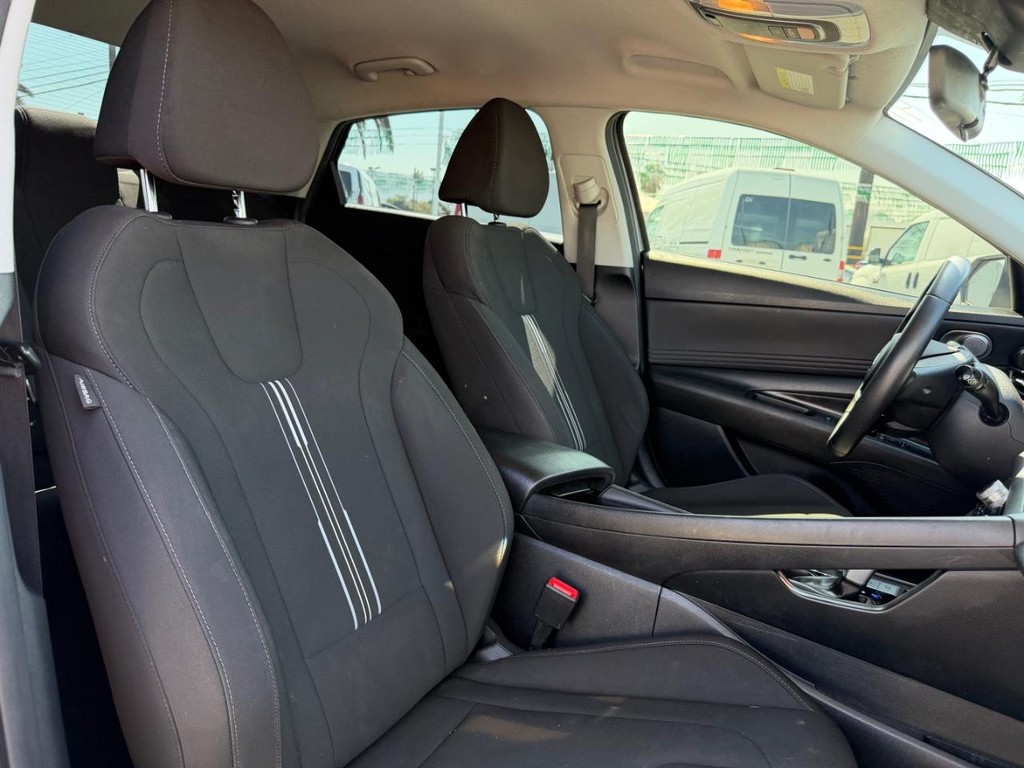 Hyundai Elantra Vehicle Full-screen Gallery Image 22