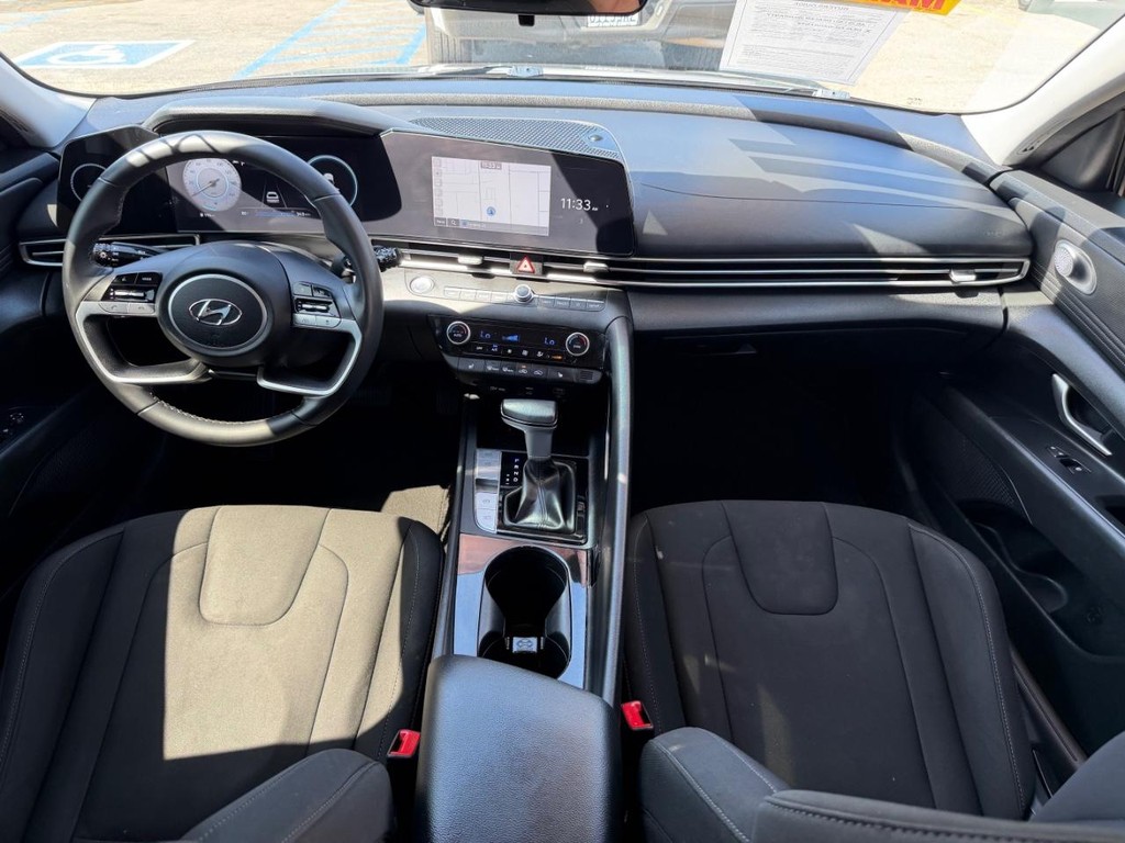 Hyundai Elantra Vehicle Full-screen Gallery Image 23