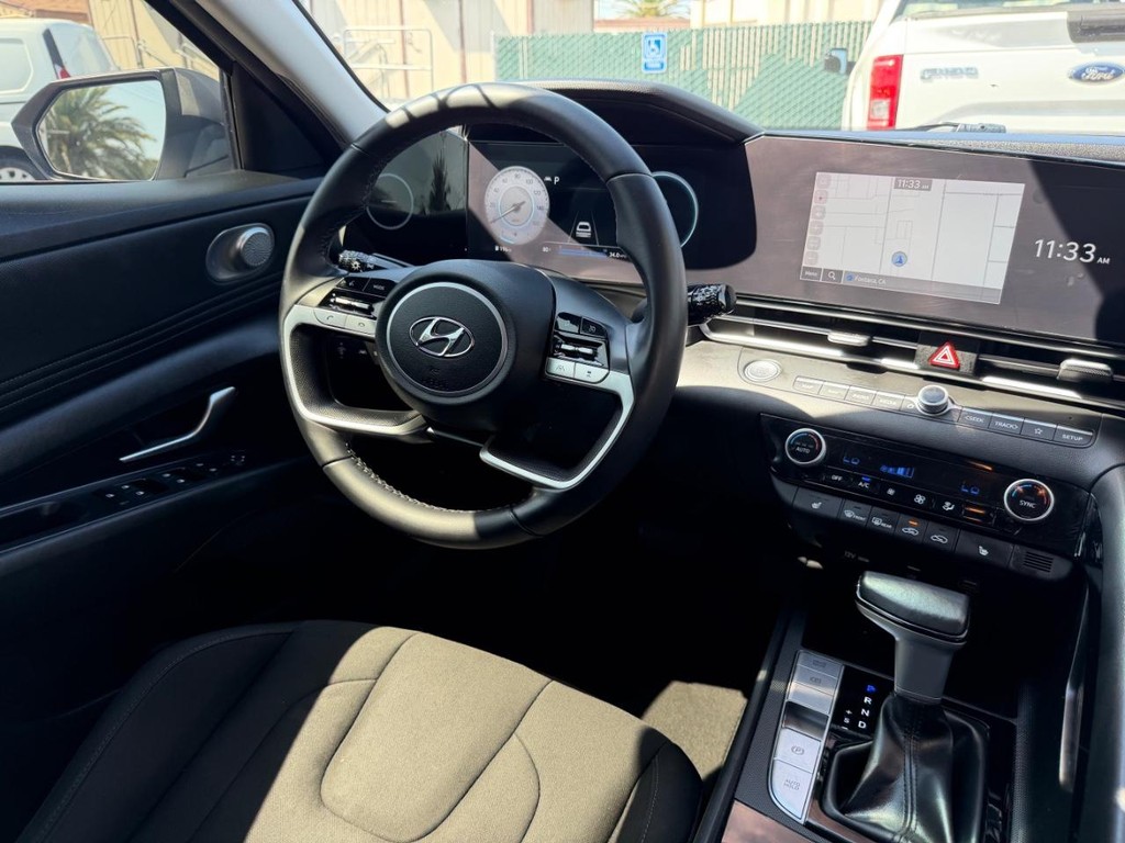 Hyundai Elantra Vehicle Full-screen Gallery Image 24