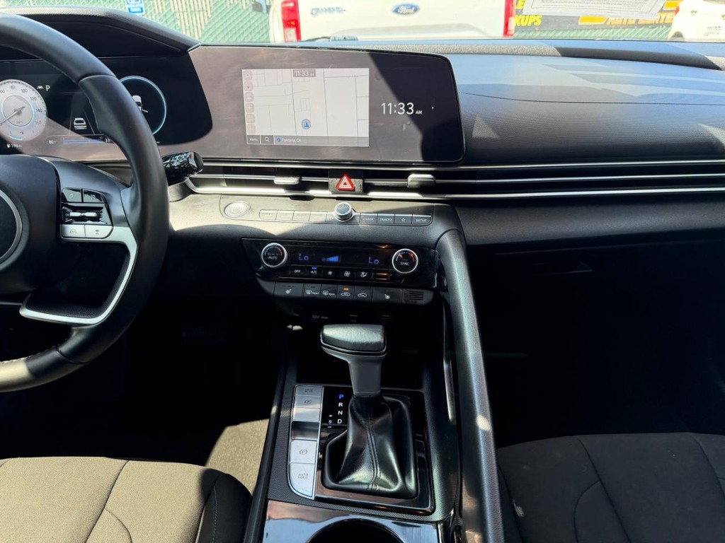 Hyundai Elantra Vehicle Full-screen Gallery Image 25