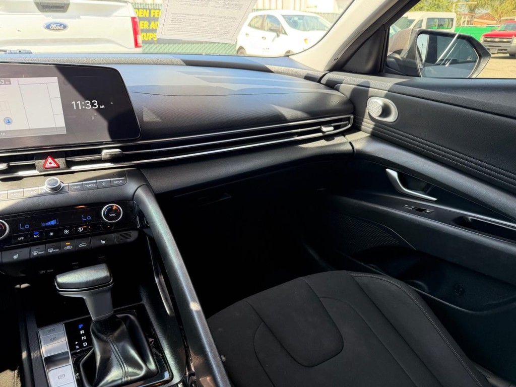 Hyundai Elantra Vehicle Full-screen Gallery Image 26