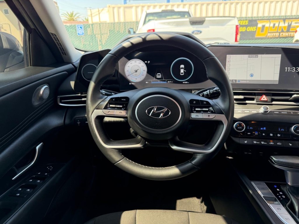 Hyundai Elantra Vehicle Full-screen Gallery Image 27