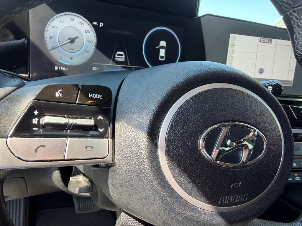 Hyundai Elantra Vehicle Full-screen Gallery Image 28