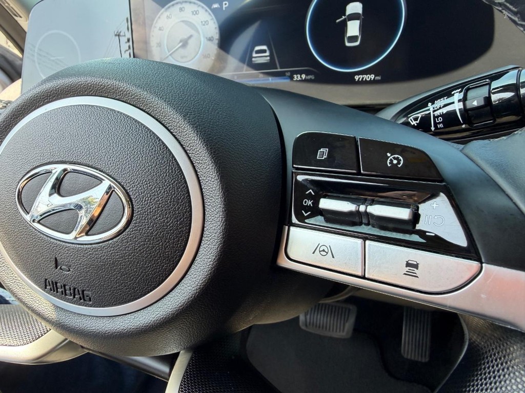 Hyundai Elantra Vehicle Full-screen Gallery Image 29