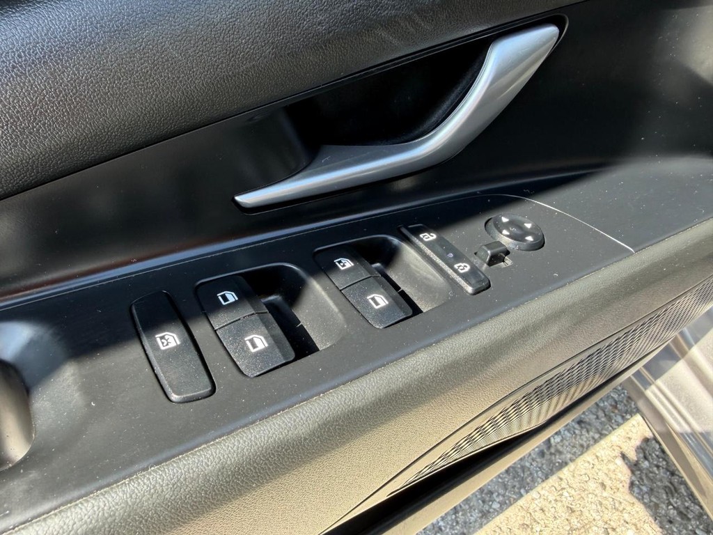 Hyundai Elantra Vehicle Full-screen Gallery Image 31