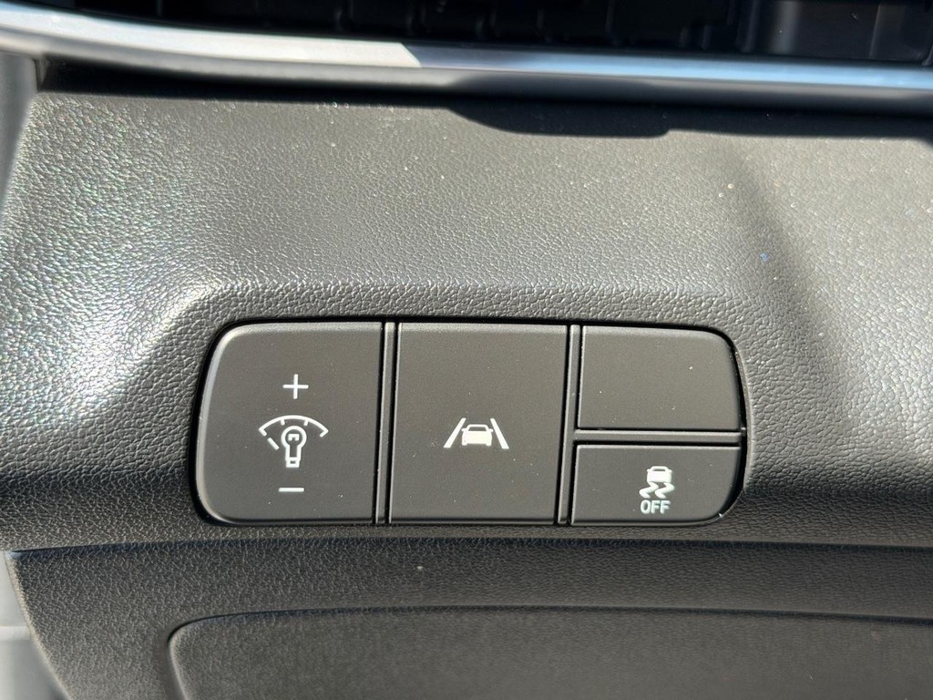 Hyundai Elantra Vehicle Full-screen Gallery Image 32