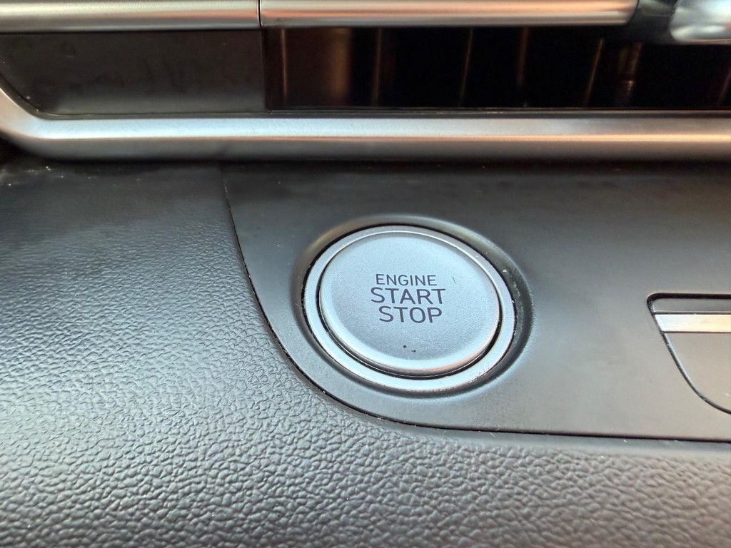 Hyundai Elantra Vehicle Full-screen Gallery Image 33
