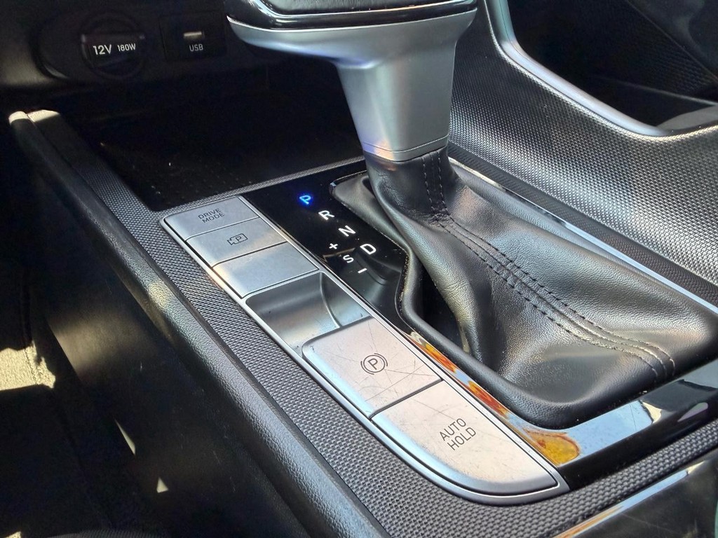 Hyundai Elantra Vehicle Full-screen Gallery Image 34