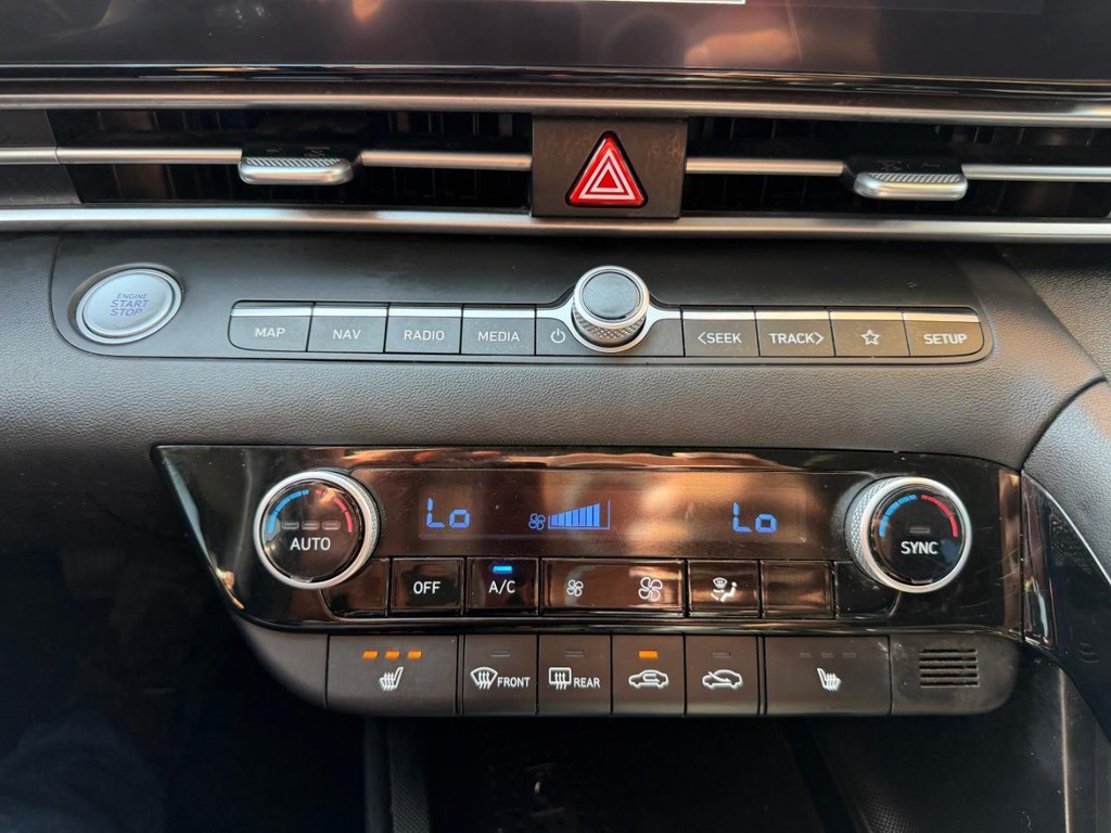 Hyundai Elantra Vehicle Full-screen Gallery Image 35