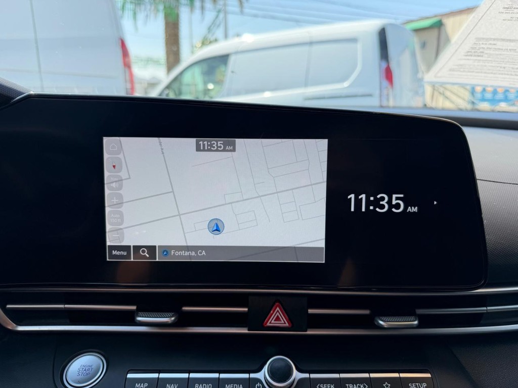 Hyundai Elantra Vehicle Full-screen Gallery Image 36