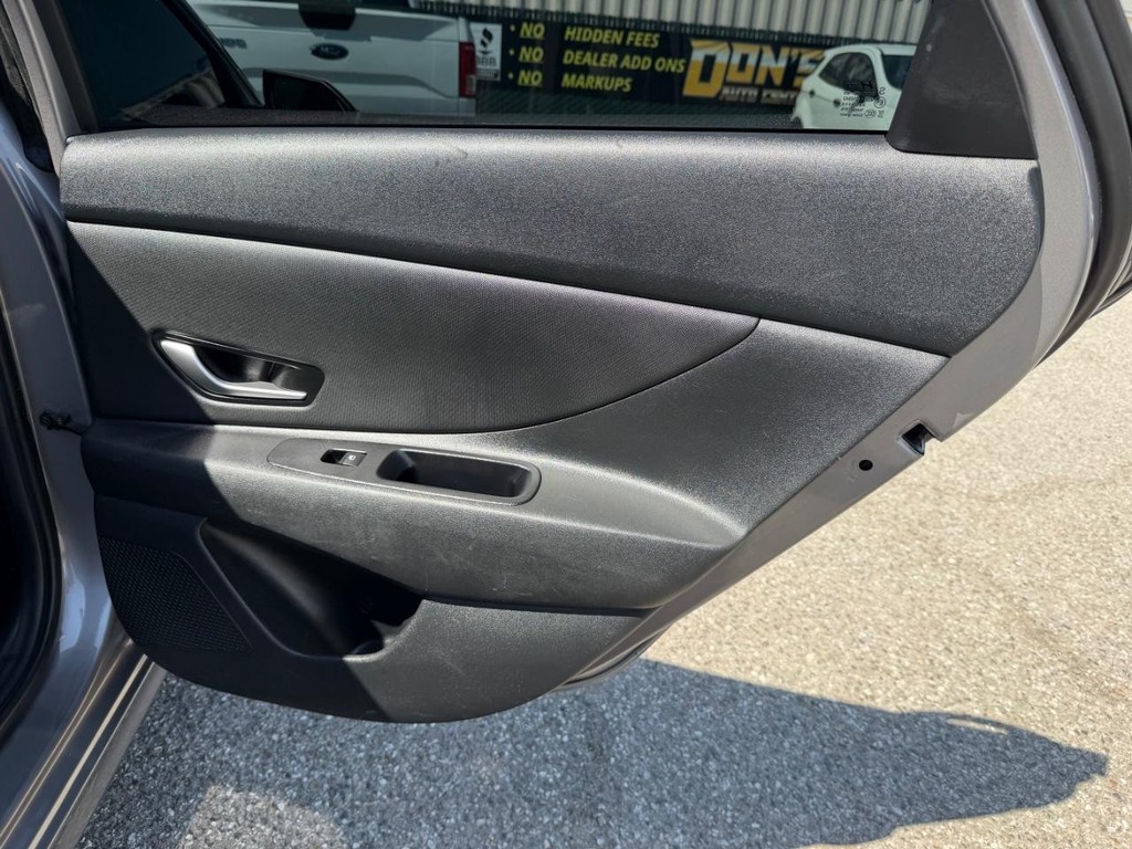 Hyundai Elantra Vehicle Full-screen Gallery Image 37