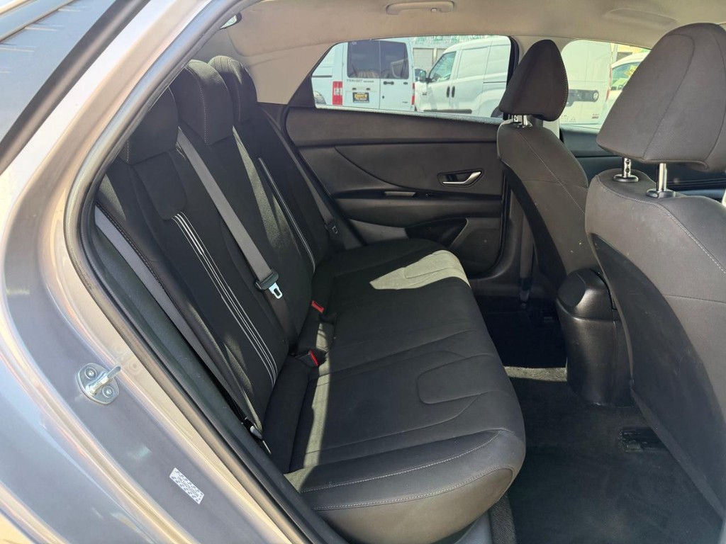 Hyundai Elantra Vehicle Full-screen Gallery Image 38