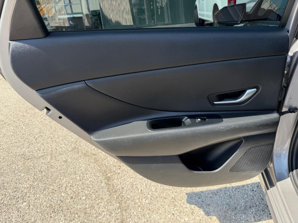 Hyundai Elantra Vehicle Full-screen Gallery Image 39