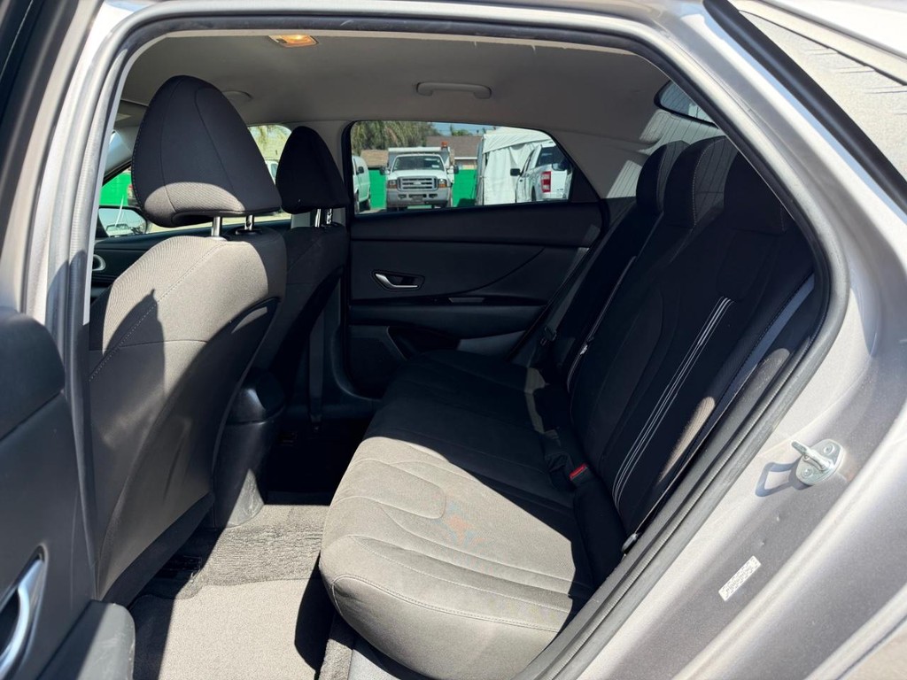 Hyundai Elantra Vehicle Full-screen Gallery Image 40