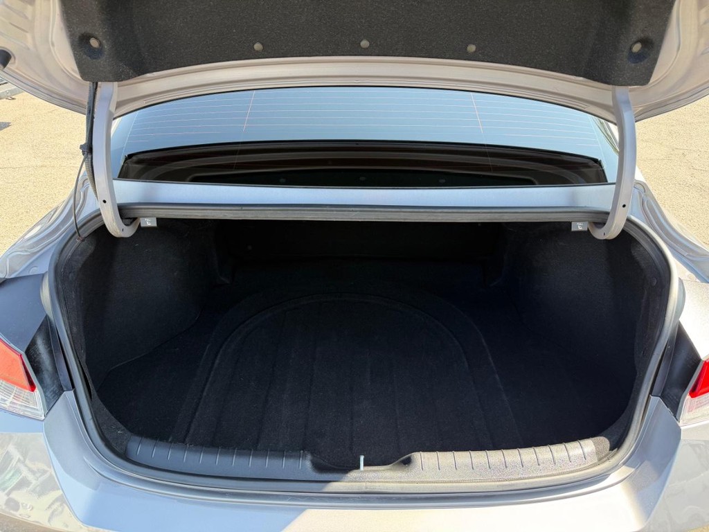 Hyundai Elantra Vehicle Full-screen Gallery Image 42
