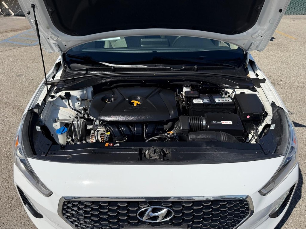 Hyundai Elantra Vehicle Full-screen Gallery Image 46