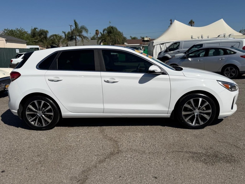 Hyundai Elantra Vehicle Full-screen Gallery Image 48