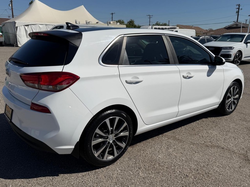 Hyundai Elantra Vehicle Full-screen Gallery Image 49