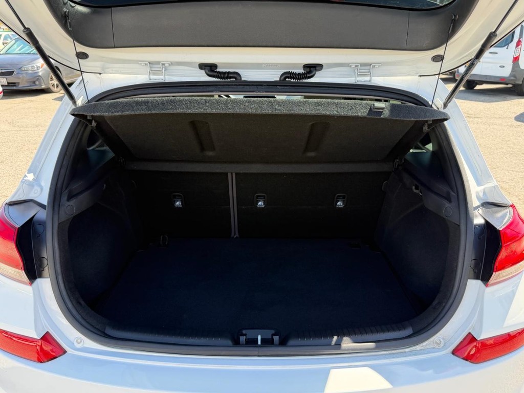 Hyundai Elantra Vehicle Full-screen Gallery Image 51