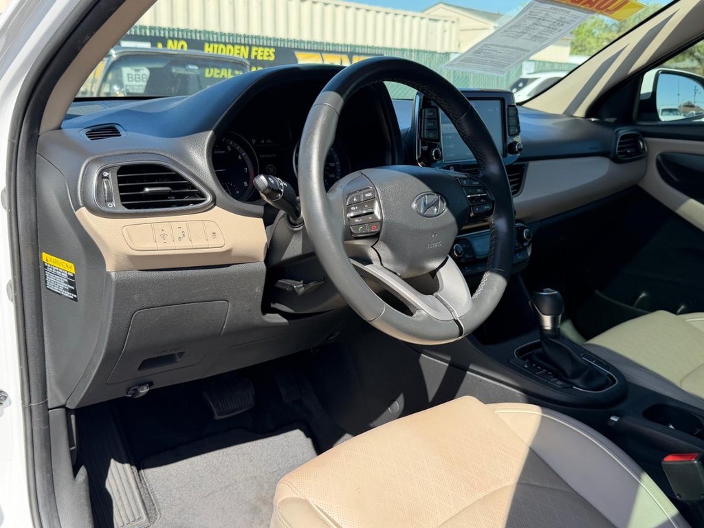 Hyundai Elantra Vehicle Full-screen Gallery Image 56