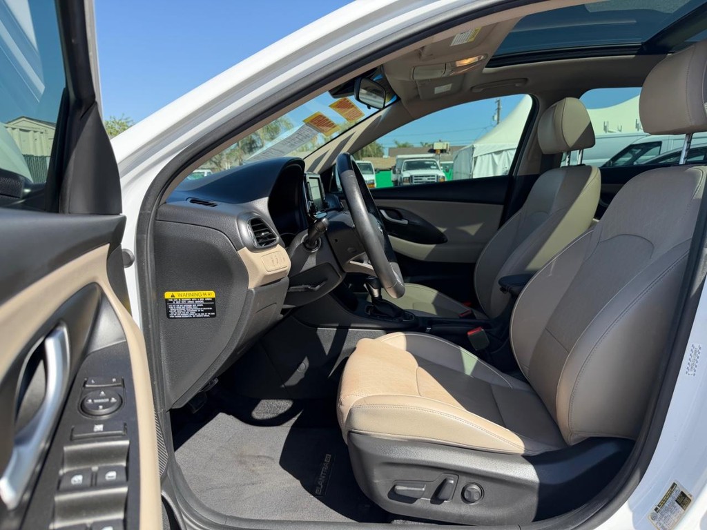 Hyundai Elantra Vehicle Full-screen Gallery Image 57