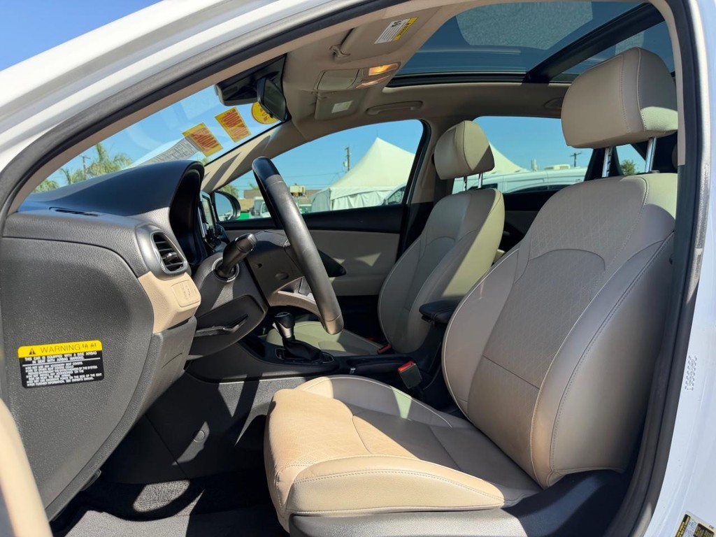 Hyundai Elantra Vehicle Full-screen Gallery Image 58