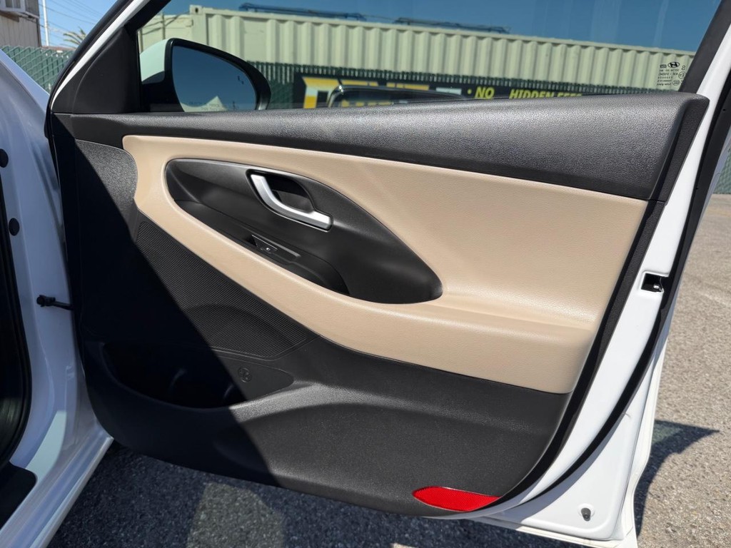 Hyundai Elantra Vehicle Full-screen Gallery Image 59