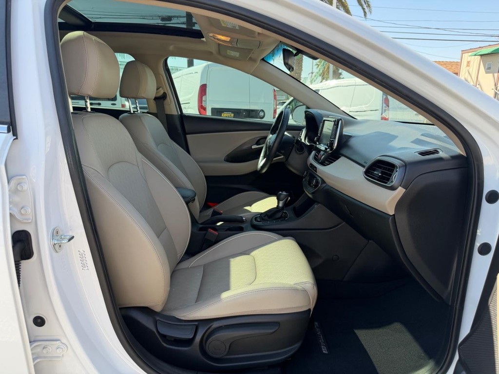 Hyundai Elantra Vehicle Full-screen Gallery Image 61