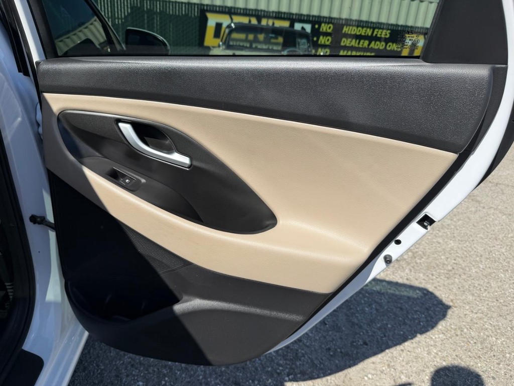 Hyundai Elantra Vehicle Full-screen Gallery Image 69