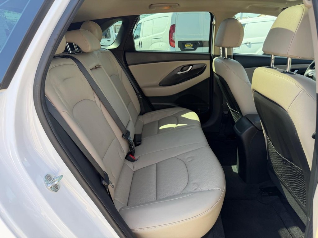 Hyundai Elantra Vehicle Full-screen Gallery Image 70