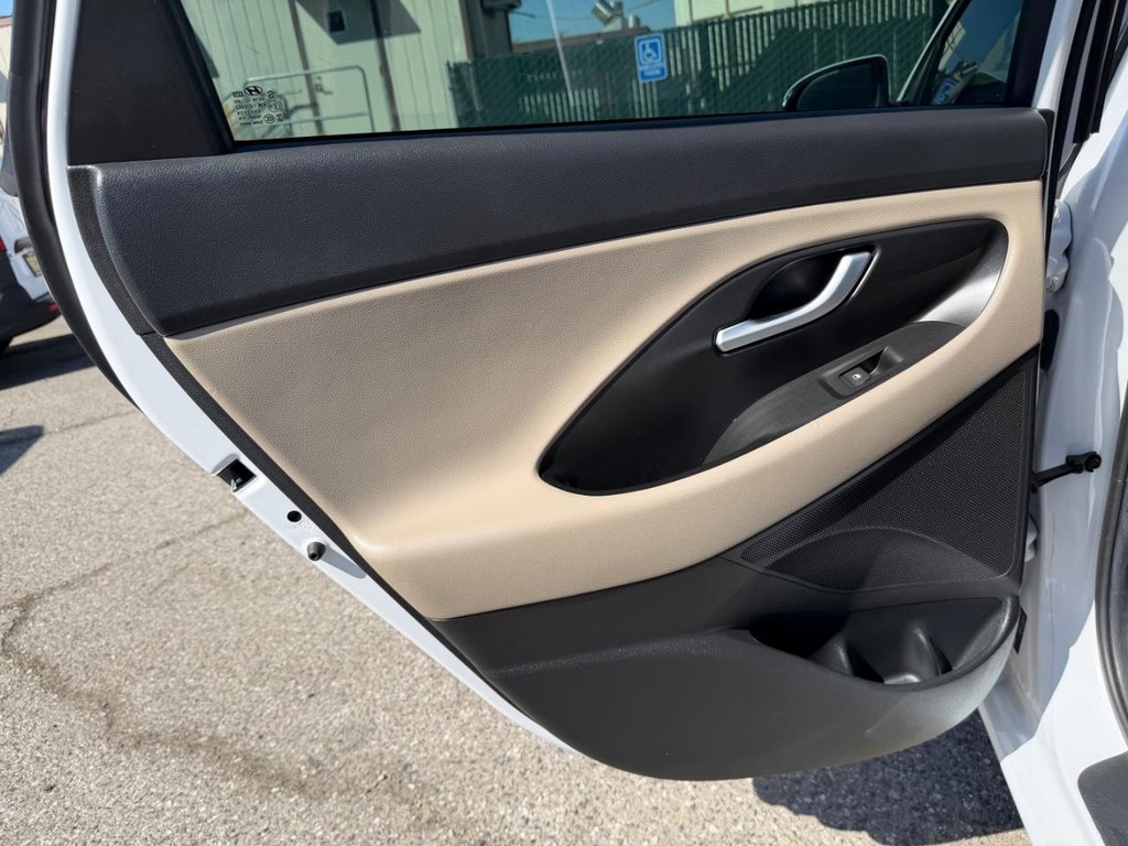 Hyundai Elantra Vehicle Full-screen Gallery Image 71