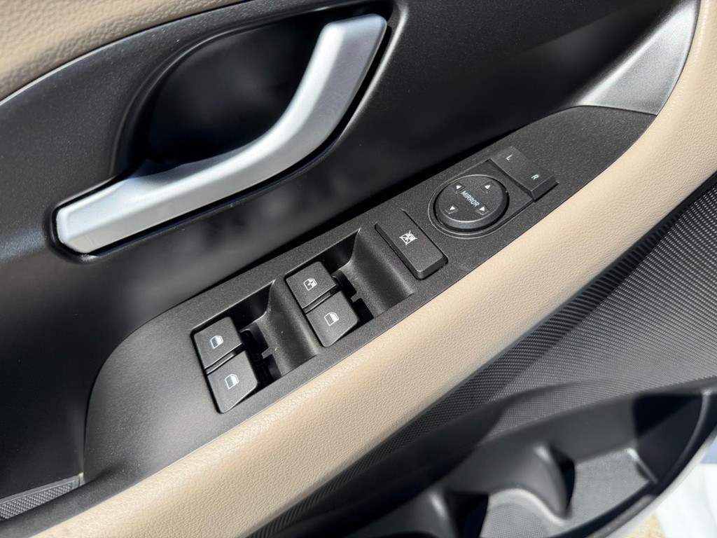 Hyundai Elantra Vehicle Full-screen Gallery Image 74