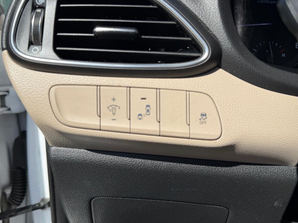 Hyundai Elantra Vehicle Full-screen Gallery Image 75
