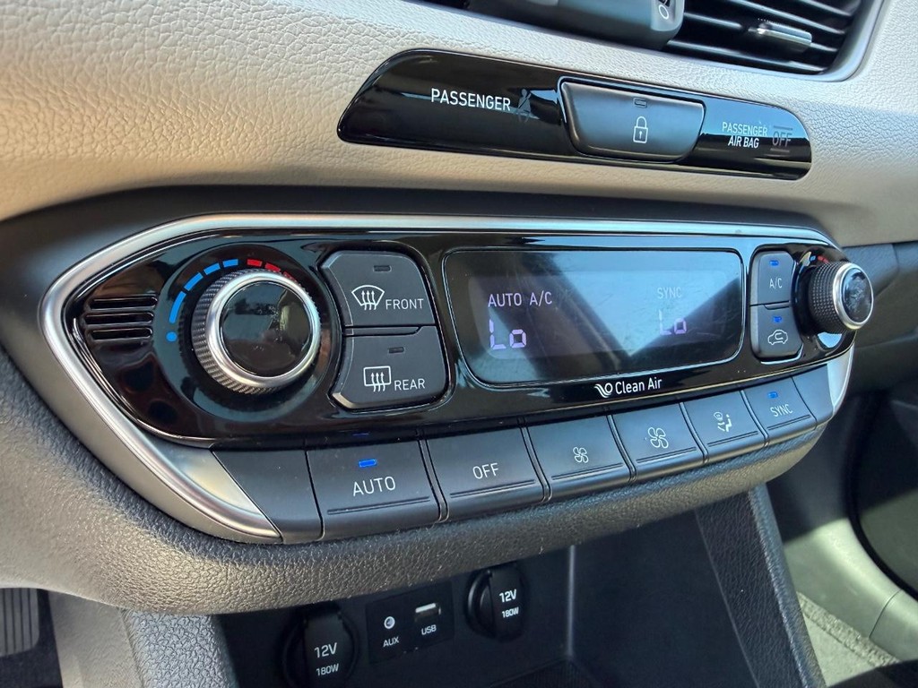 Hyundai Elantra Vehicle Full-screen Gallery Image 79