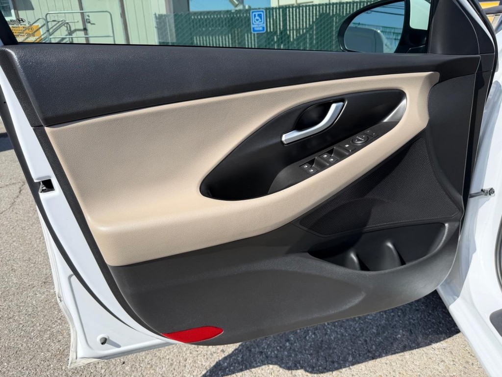 Hyundai Elantra GT Vehicle Full-screen Gallery Image 15