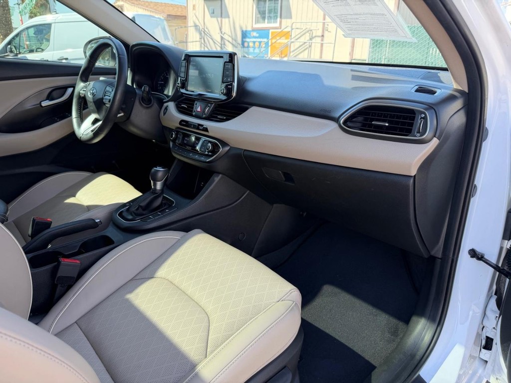 Hyundai Elantra GT Vehicle Full-screen Gallery Image 20