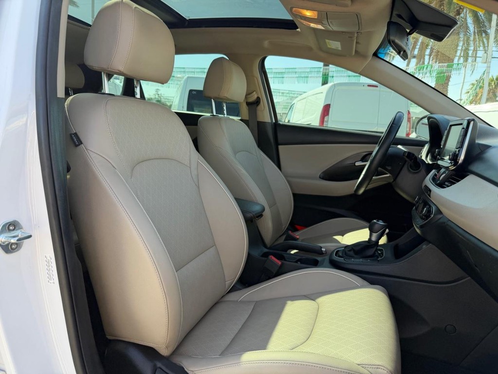 Hyundai Elantra GT Vehicle Full-screen Gallery Image 22