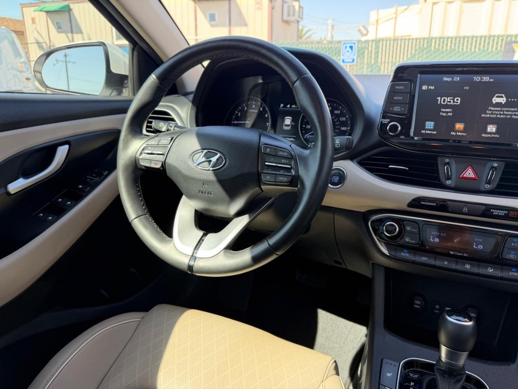 Hyundai Elantra GT Vehicle Full-screen Gallery Image 24