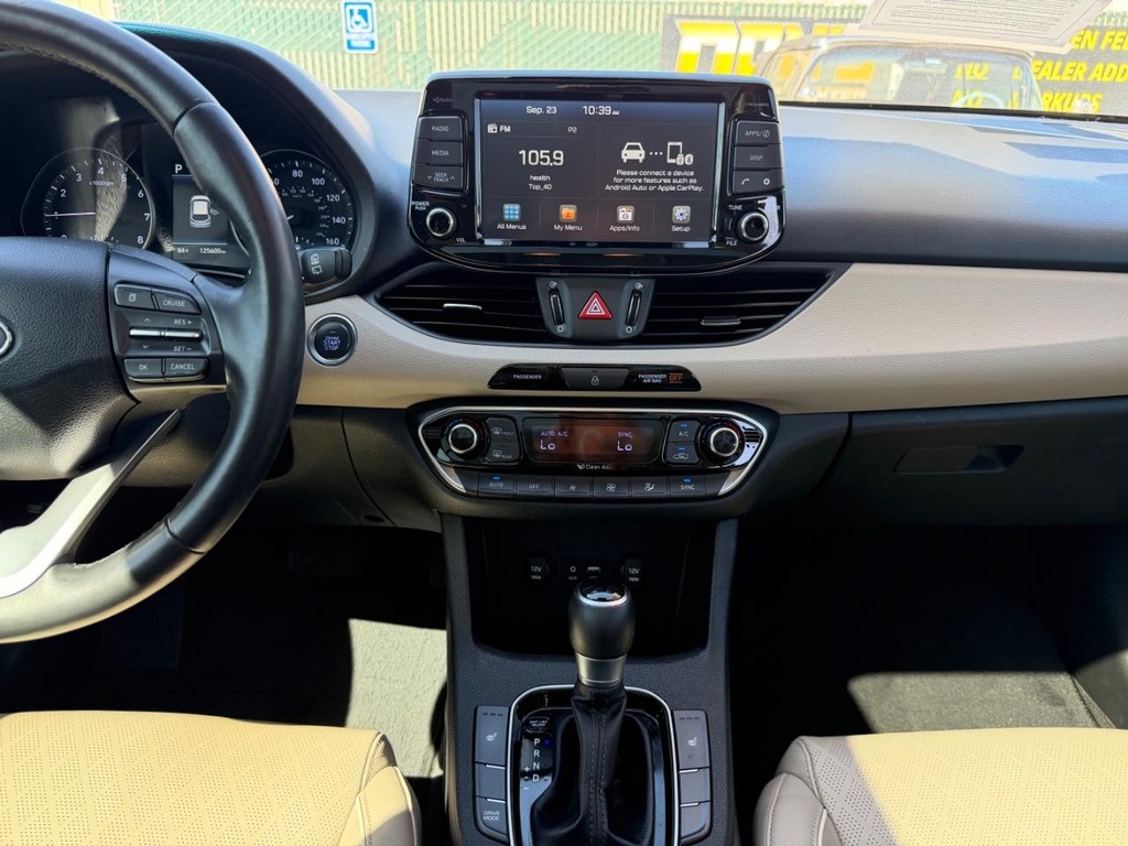 Hyundai Elantra GT Vehicle Full-screen Gallery Image 25