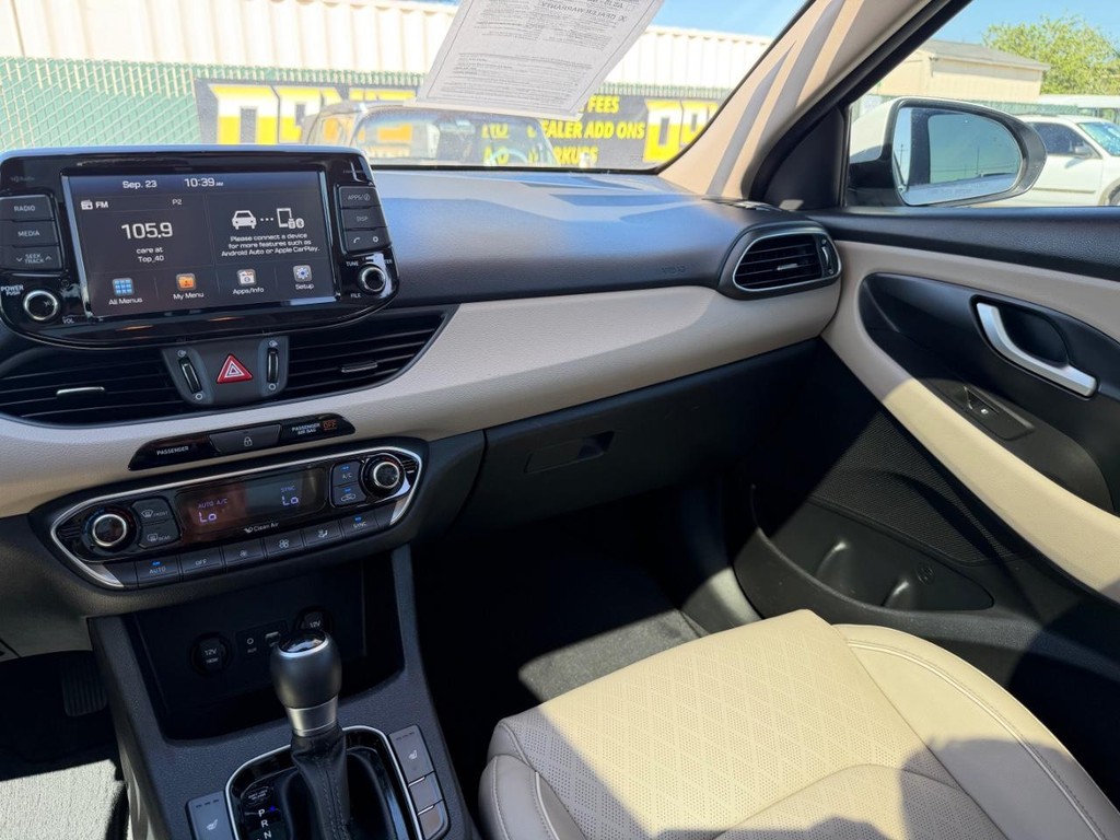 Hyundai Elantra GT Vehicle Full-screen Gallery Image 26
