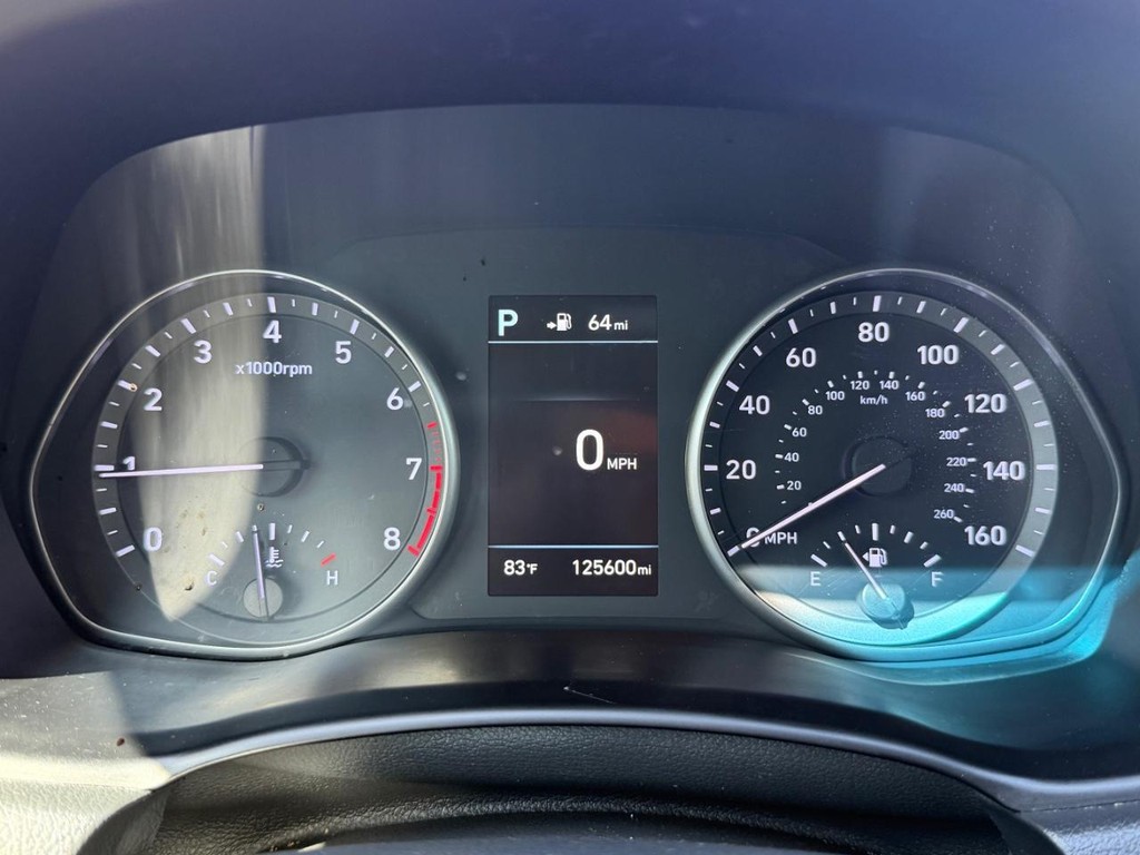 Hyundai Elantra GT Vehicle Full-screen Gallery Image 30