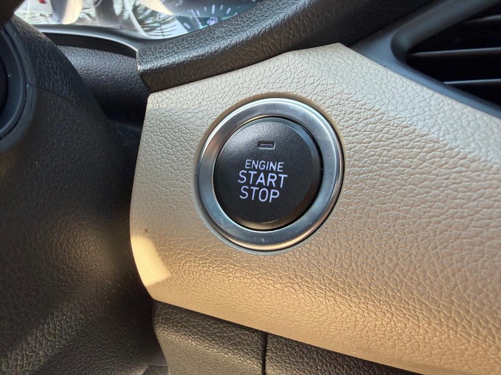 Hyundai Elantra GT Vehicle Full-screen Gallery Image 33