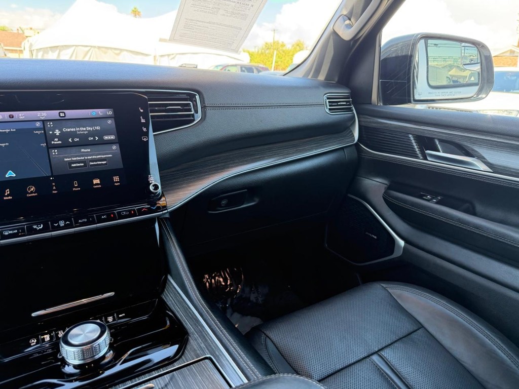 Jeep Wagoneer Vehicle Full-screen Gallery Image 26