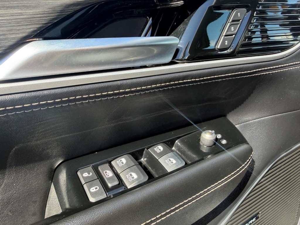Jeep Wagoneer Vehicle Full-screen Gallery Image 31