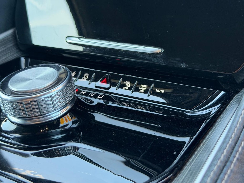 Jeep Wagoneer Vehicle Full-screen Gallery Image 37