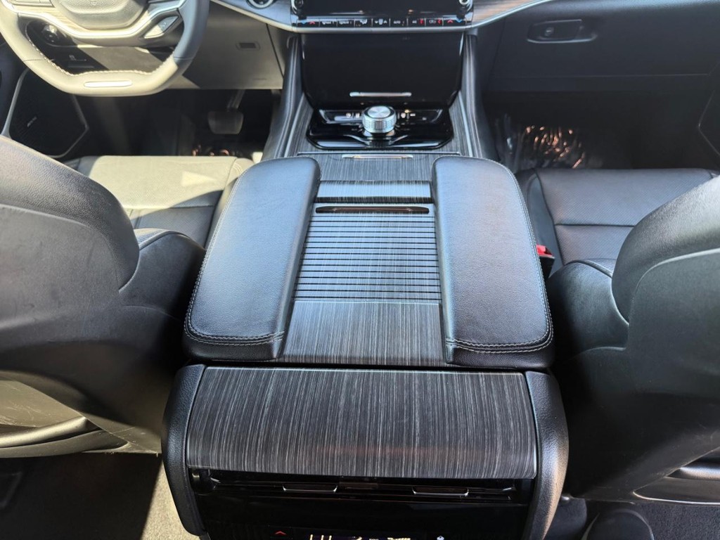 Jeep Wagoneer Vehicle Full-screen Gallery Image 40
