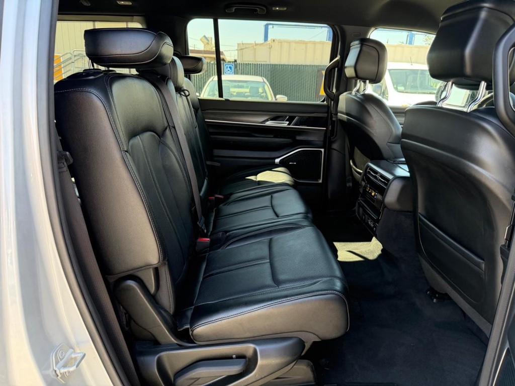 Jeep Wagoneer Vehicle Full-screen Gallery Image 44