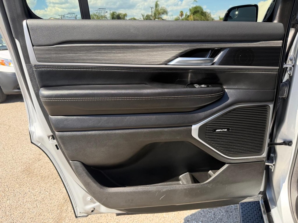Jeep Wagoneer Vehicle Full-screen Gallery Image 46